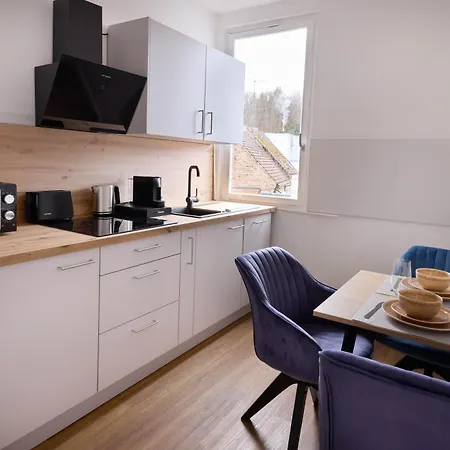 Apartment Design Mit Kingsize-betten & Balkon